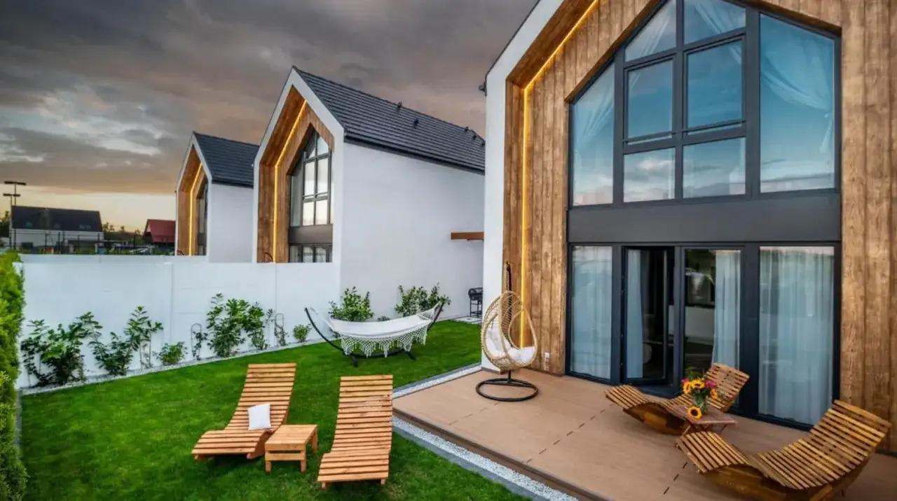 Nowoczesne domki z ogrodem, leżakami i hamakiem. Idealne miejsce na nocleg tranzytowy, by odpocząć w podróży.