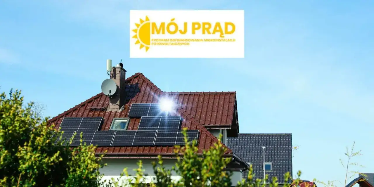 Panele fotowoltaiczne na dachu domu, symbol programu "Mój Prąd" - dofinansowanie do fotowoltaiki.