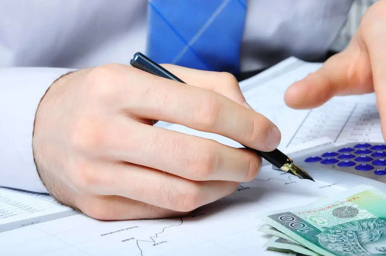 Oświadczenie majątkowe: dochód czy przychód? Kluczowe różnice i błędy