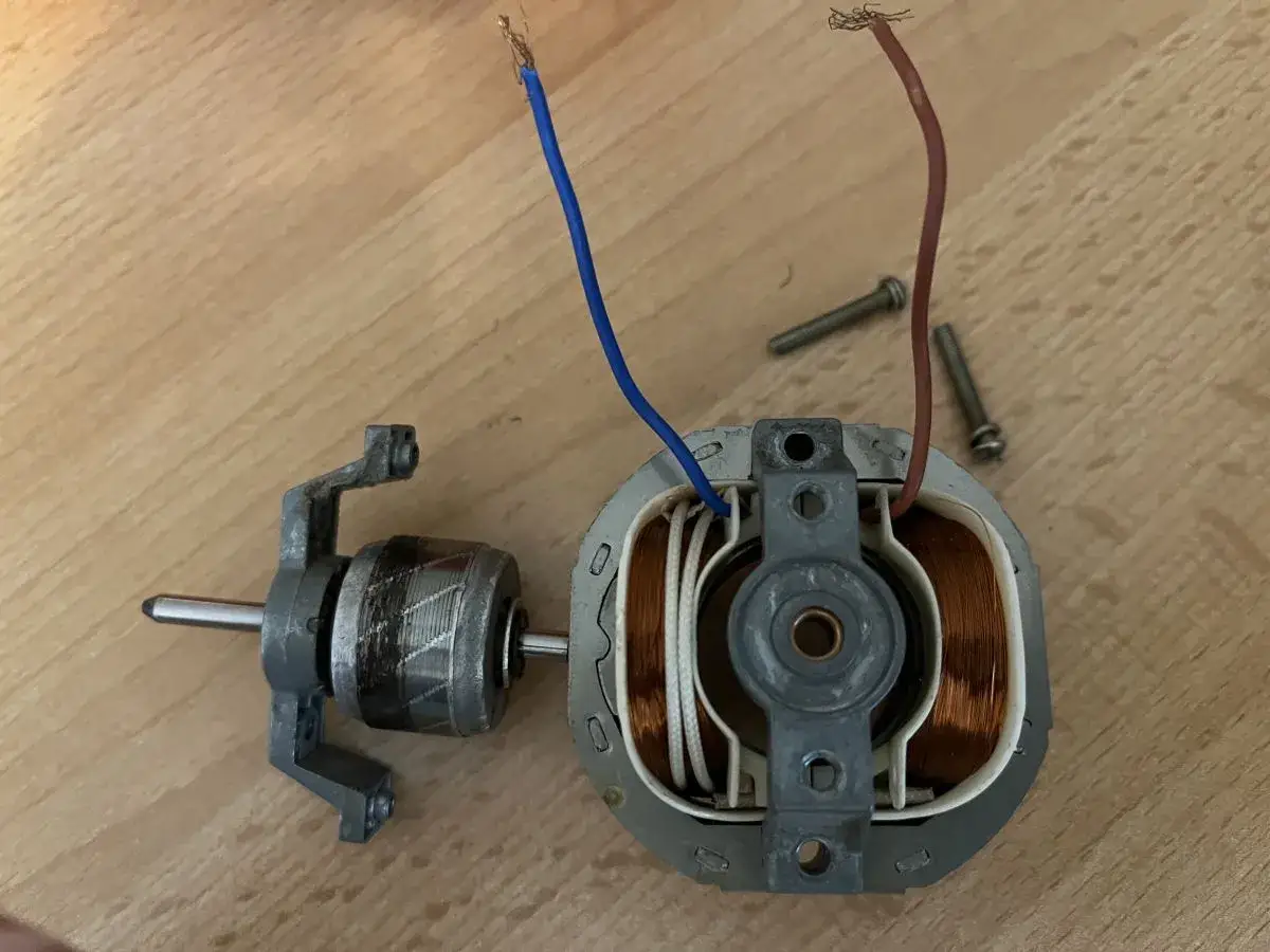 Rozbieranie silnika elektrycznego. Widoczne uzwojenia, wirnik i przewody.