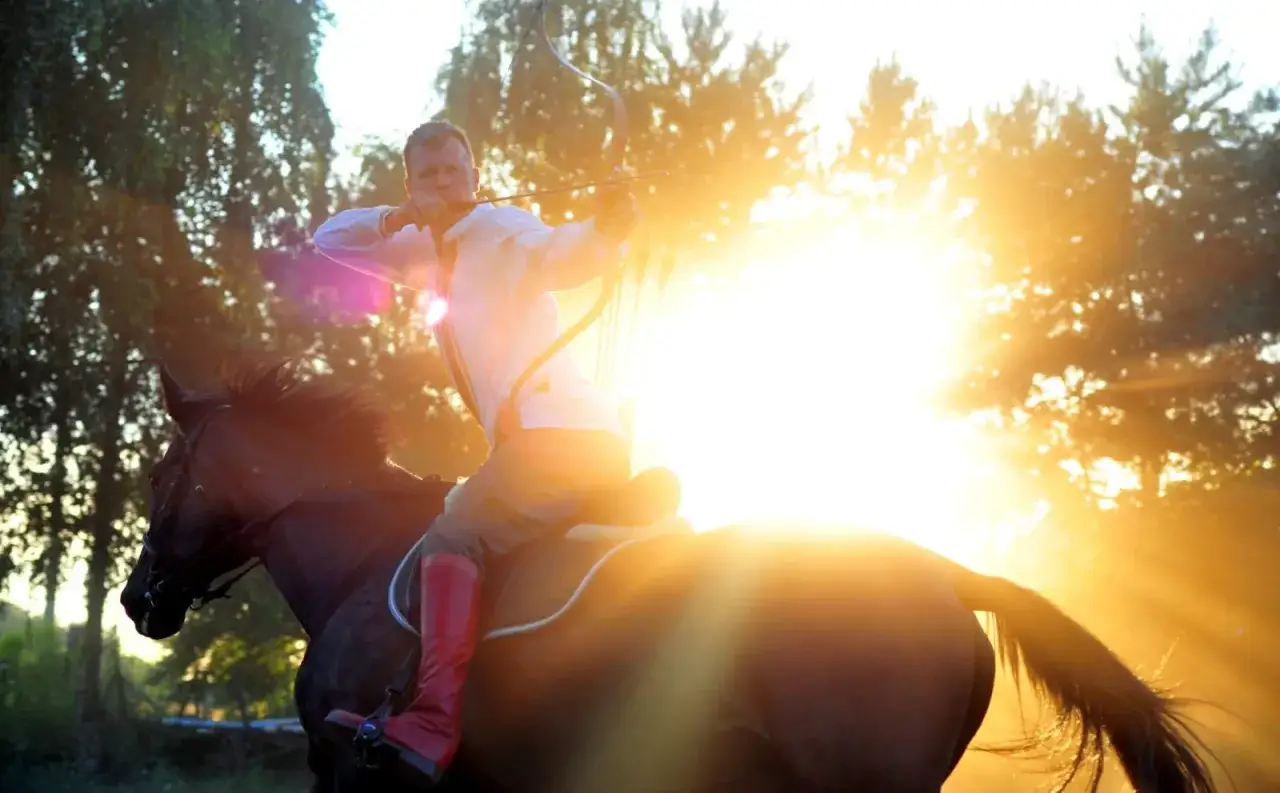 Końskie wakacje na Mazurach: Gdzie galopować i ile to kosztuje?