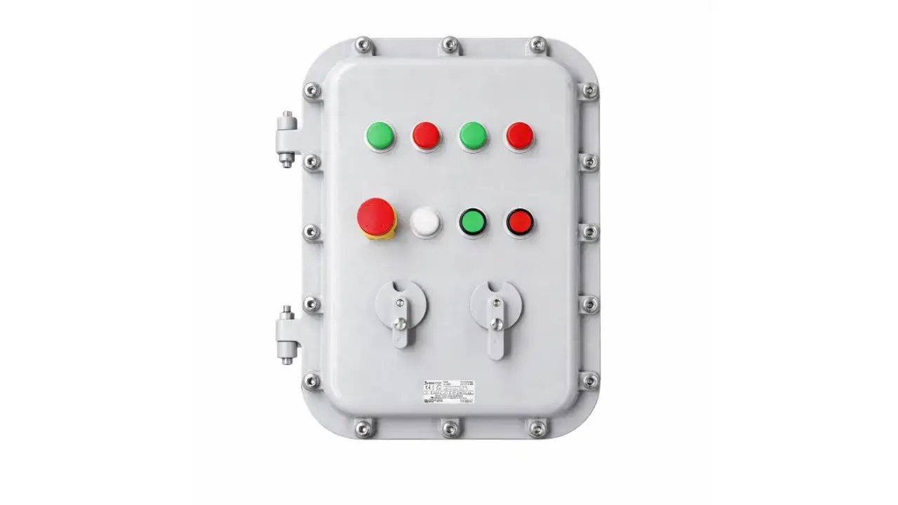 Szara skrzynka sterownicza z przyciskami i przełącznikami, pomocna przy pytaniu jak rozdzielić prąd trójfazowy.