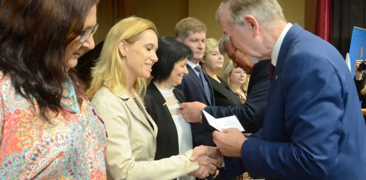 Jak napisać wniosek o nagrodę kuratora oświaty - kluczowe wskazówki