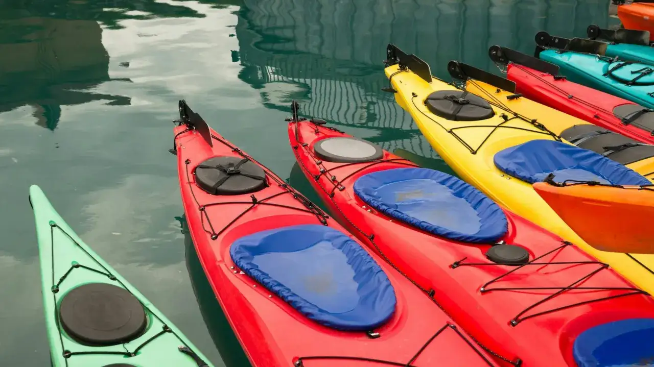 Ponton czy kajak: który wybór zapewni lepszą zabawę na wodzie?