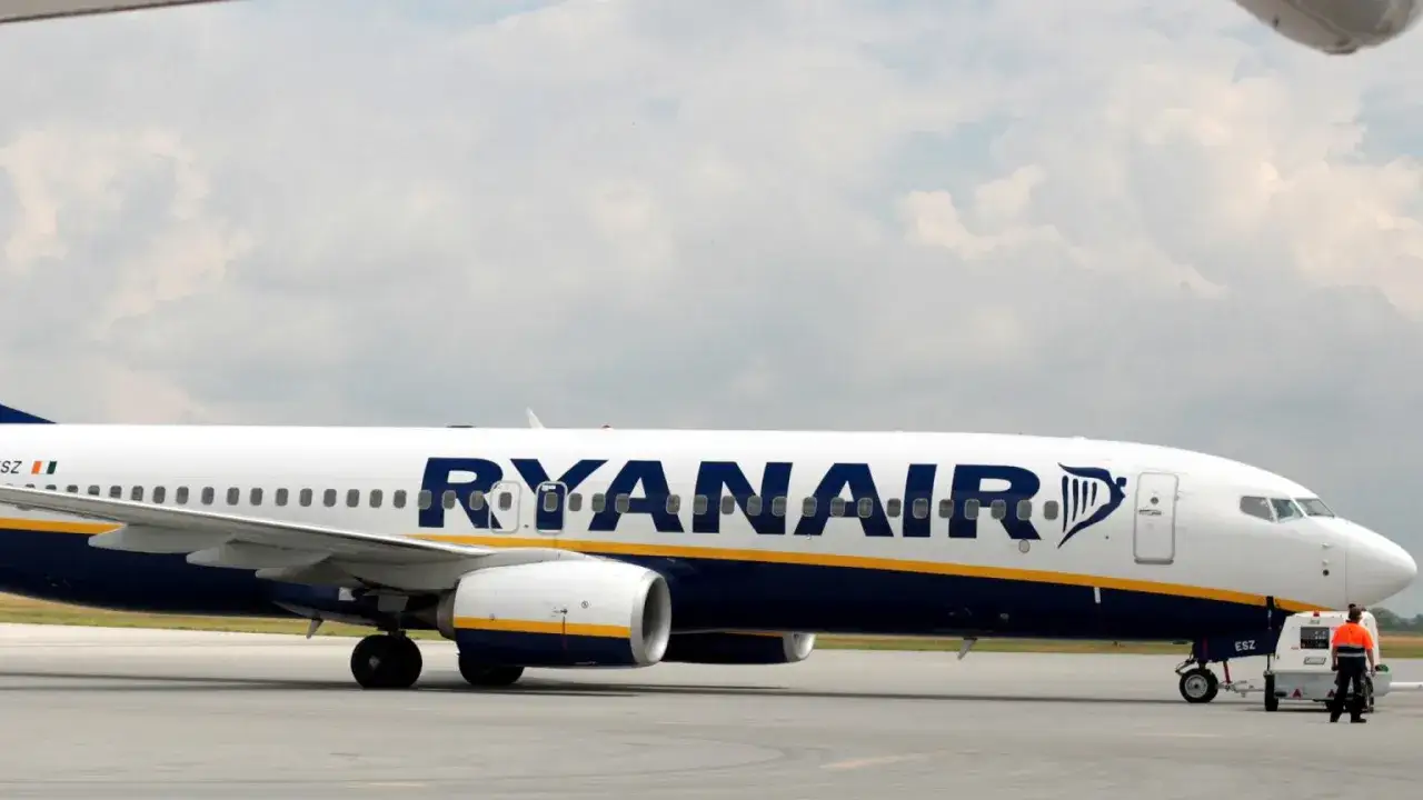 Samolot Ryanair na płycie lotniska. Pamiętaj o odprawie online ile przed wylotem, by uniknąć stresu.