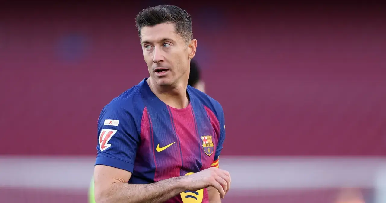 Piłkarz Robert Lewandowski w koszulce FC Barcelona patrzy w bok.