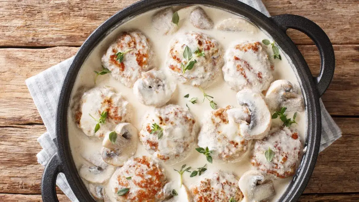 Pierś indyka w sosie: Sekrety soczystości i najlepsze przepisy