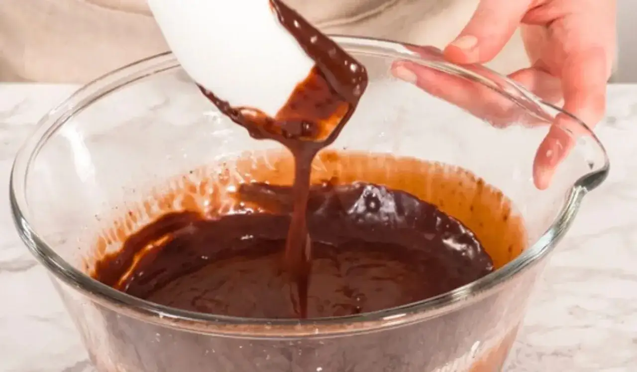 Jaka śmietana do polewy czekoladowej? Wybierz najlepszą i uniknij błędów!