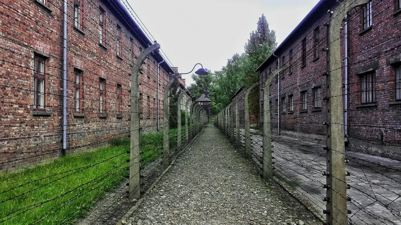 Jak wygląda zwiedzanie Auschwitz - emocjonalne przeżycie i ważne informacje