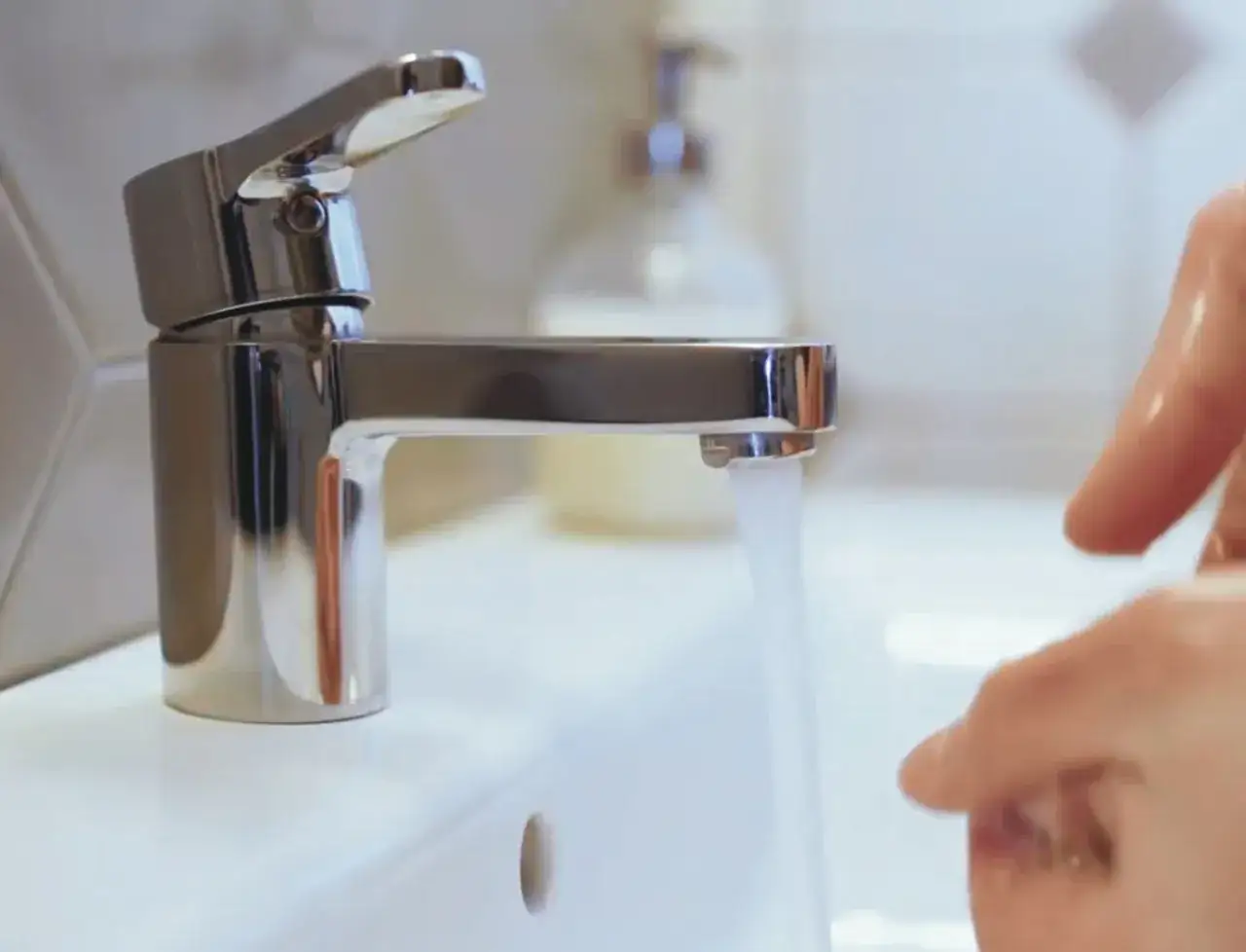 Brudna woda w kranie? Sprawdź filtr, aerator lub skontaktuj się z wodociągami. Czysta woda to podstawa.