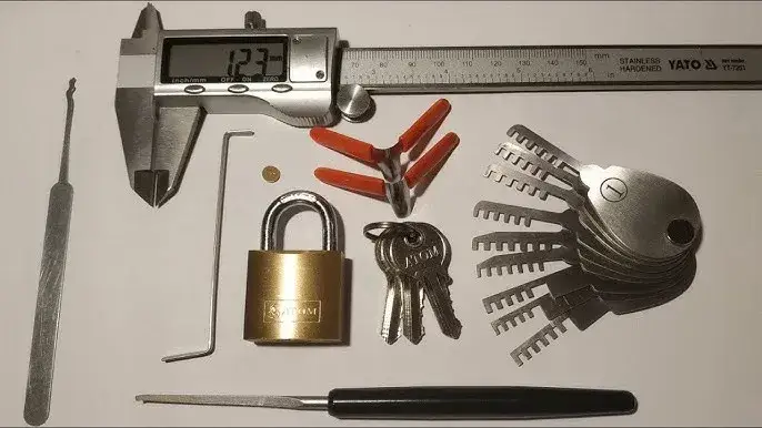 Jak otworzyć kłódkę bez kluczyka - skuteczne metody i ryzyka