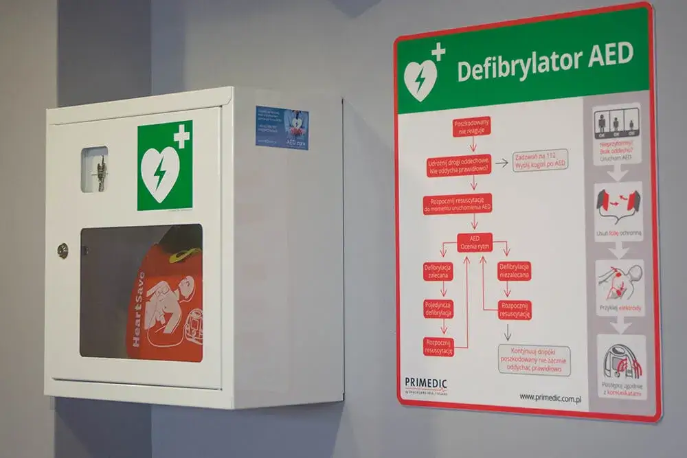 Defibrylator AED: Jak działa i jak ratuje życie? Prosty przewodnik