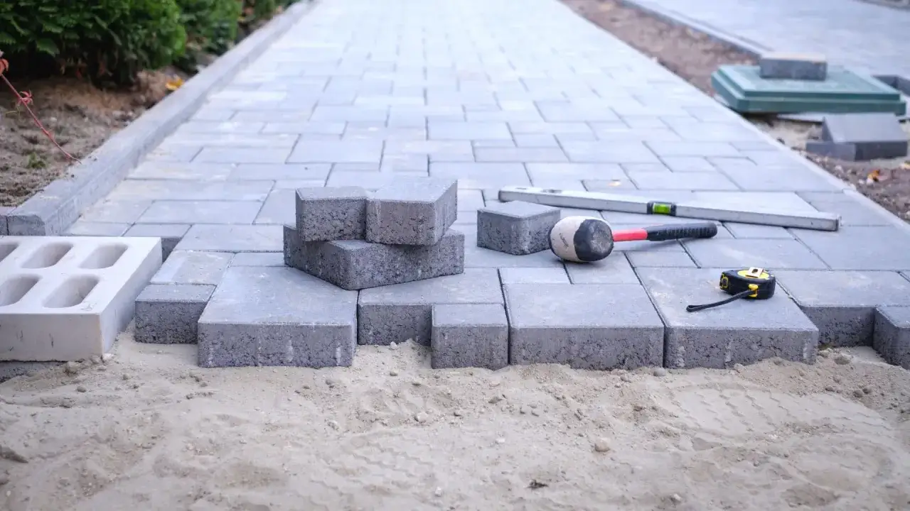 Jaką podsypkę pod kostkę brukową wybrać, by uniknąć problemów?