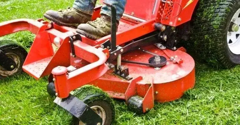 Najlepszy traktorek kosiarka na nierówny teren – uniknij problemów z koszeniem