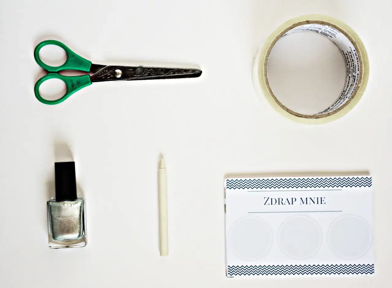 Potrzebne do zabawy: nożyczki, taśma, lakier, kredka i karta "ZDRAP MNIE". Tak wygrasz w zdrapkę!