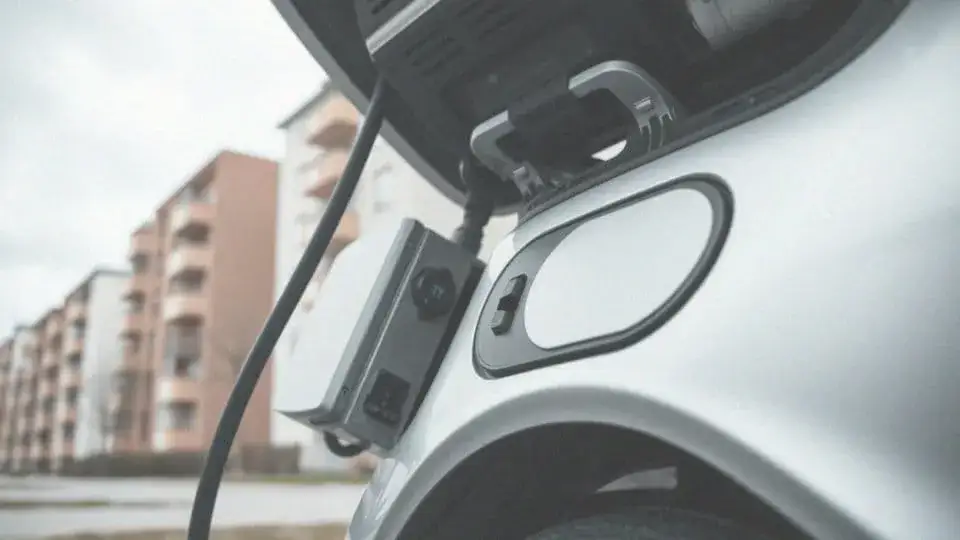 Ile waży bateria do samochodu elektrycznego? Zaskakujące różnice!