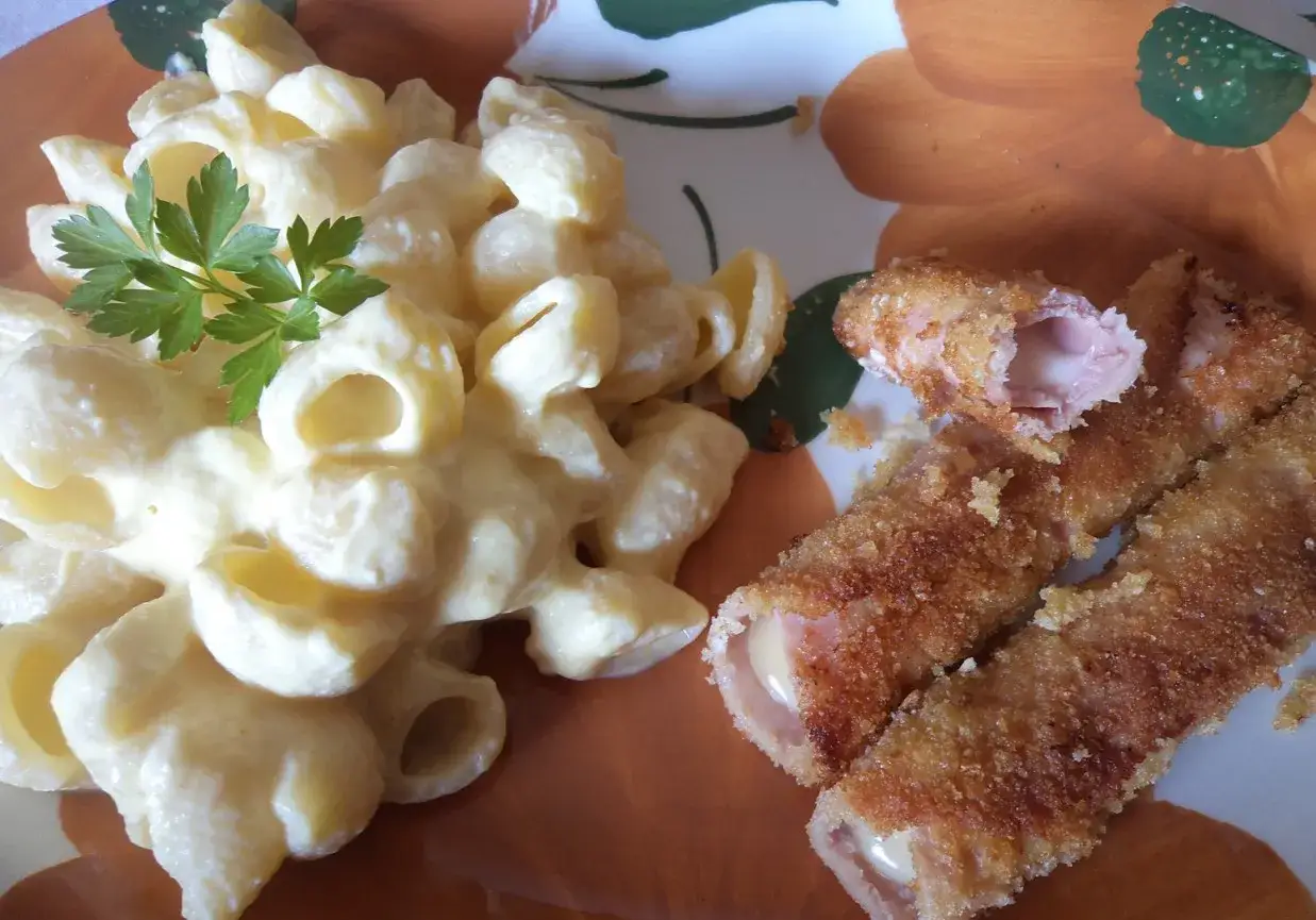 Pyszny obiad dla dzieci: makaron z serem i panierowane roladki z szynki i sera. Idealne zdrowe przepisy dla dzieci na obiad.