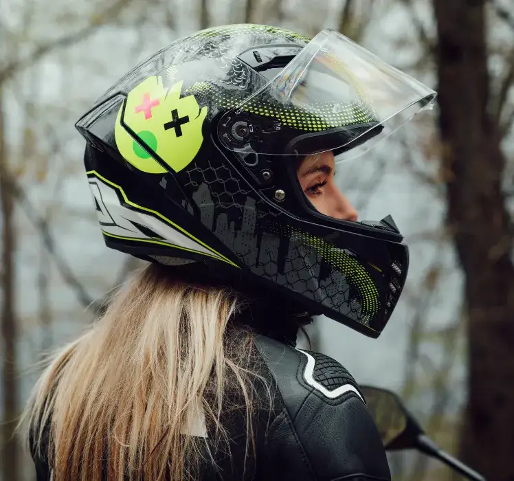 Kask motocyklowy: Jaki kolor wybrać, by być widocznym i bezpiecznym?