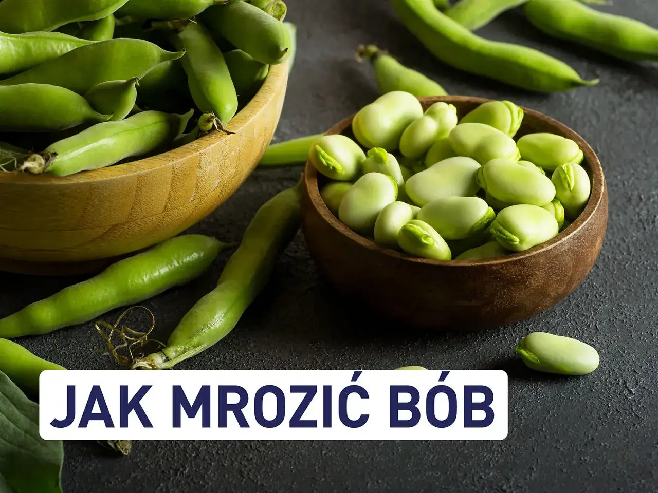 Świeży bób w łupinach i wydłubany, gotowy, by dowiedzieć się, jak zamrozić bób na zimę.