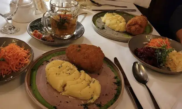 Gdzie zjeść w Sanoku? Najlepsze restauracje i lokalne smaki