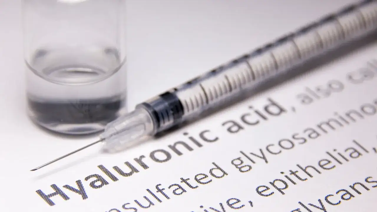 Kwas hialuronowy nie rozciąga skóry! Poznaj fakty i obal mity