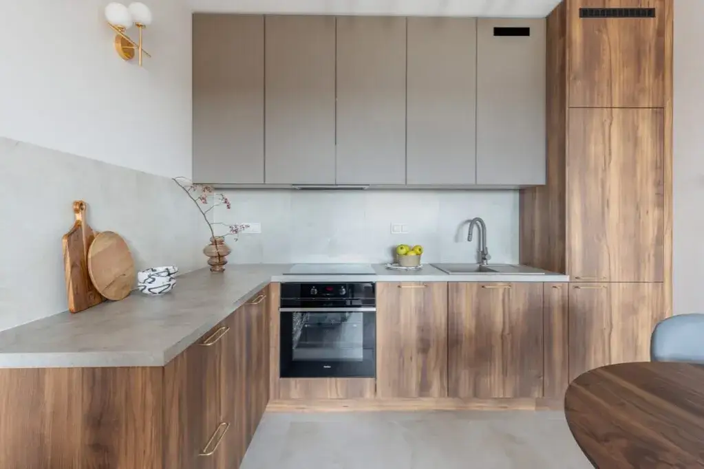 Jakie kolory do kuchni z brązowymi meblami, aby uniknąć błędów?