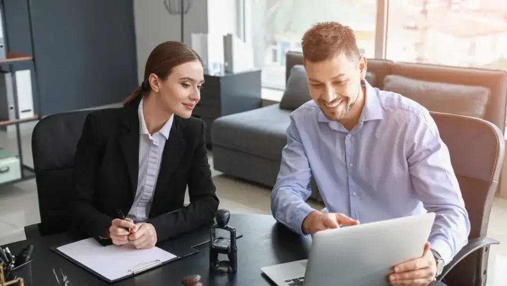 Ile kosztuje wizyta u radcy prawnego? Sprawdź ceny i ukryte koszty