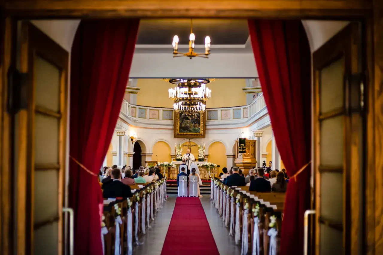 Czym się różni katolik od chrześcijanina? Poznaj kluczowe różnice