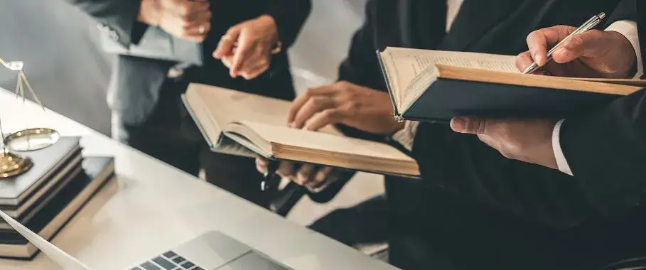 Czy rozprawa może się odbyć bez oskarżonego? Sprawdź ważne informacje