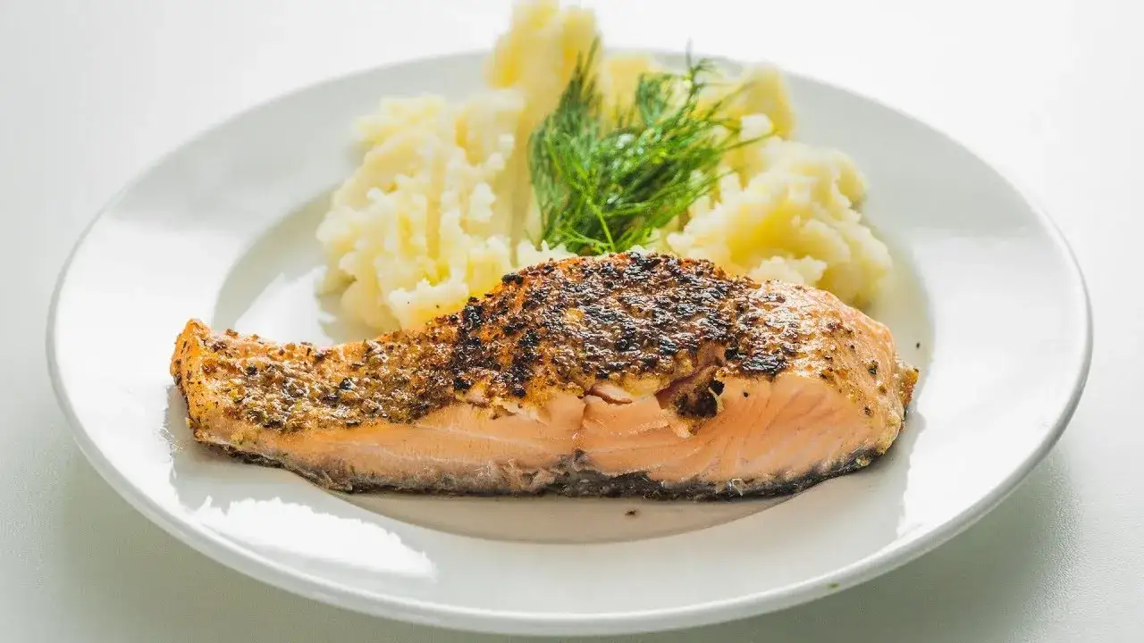 Jak upiec łososia na patelni, aby uniknąć suchego mięsa i cieszyć się smakiem