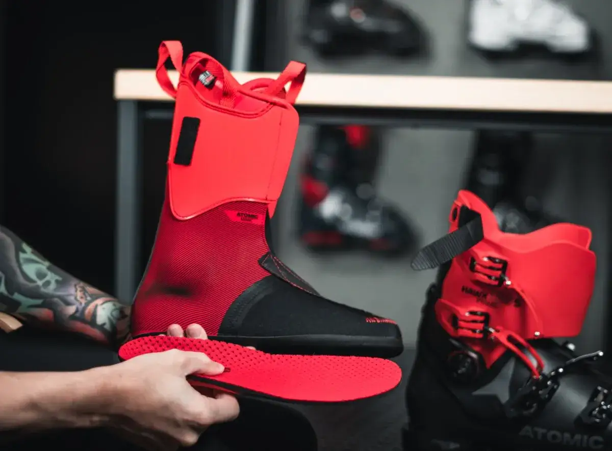 Czerwone buty narciarskie Atomic Hawk Prime, z czarną wkładką, gotowe do sezonu. Zastanawiasz się, ile ważą buty narciarskie?