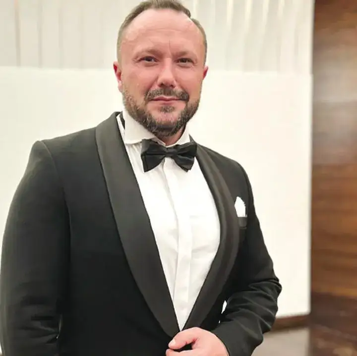 Mirosław Niewiadomski tenor – ile ma lat i co osiągnął w karierze?