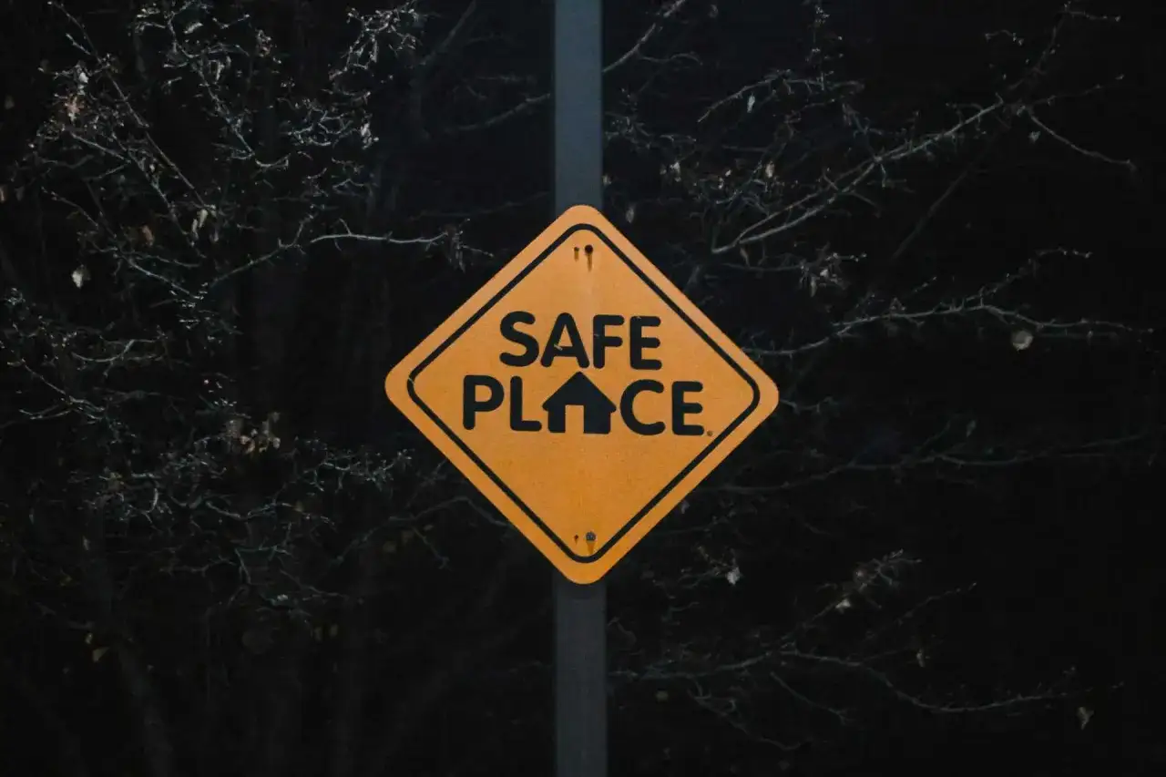 Kto odpowiada za znaki na osiedlu? Rozwiąż problem bezpiecznie!