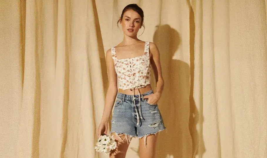 Stylowe spaghetti topy: jak wybrać idealną koszulkę na każdą okazję