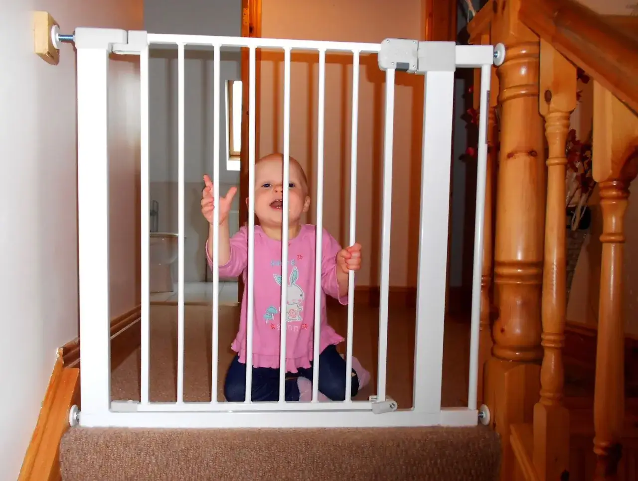 Jak zabezpieczyć schody przed dzieckiem, by uniknąć wypadków w domu
