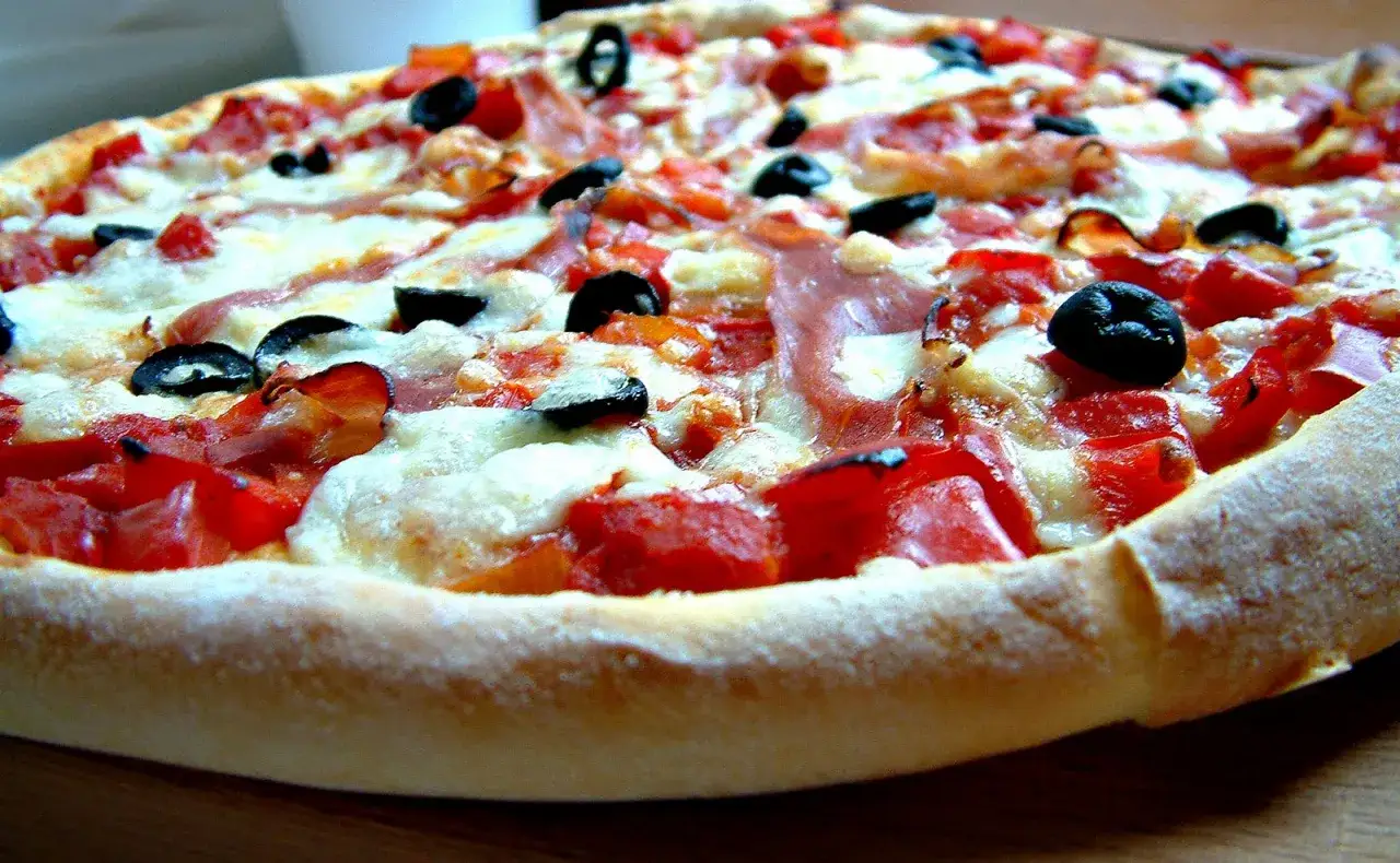 Ile kalorii ma pizza 45 cm? Zaskakujące różnice w kaloryczności