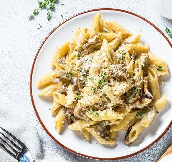 Penne z pieczarkami: Szybki przepis na kremowy obiad (poniżej 30 min)