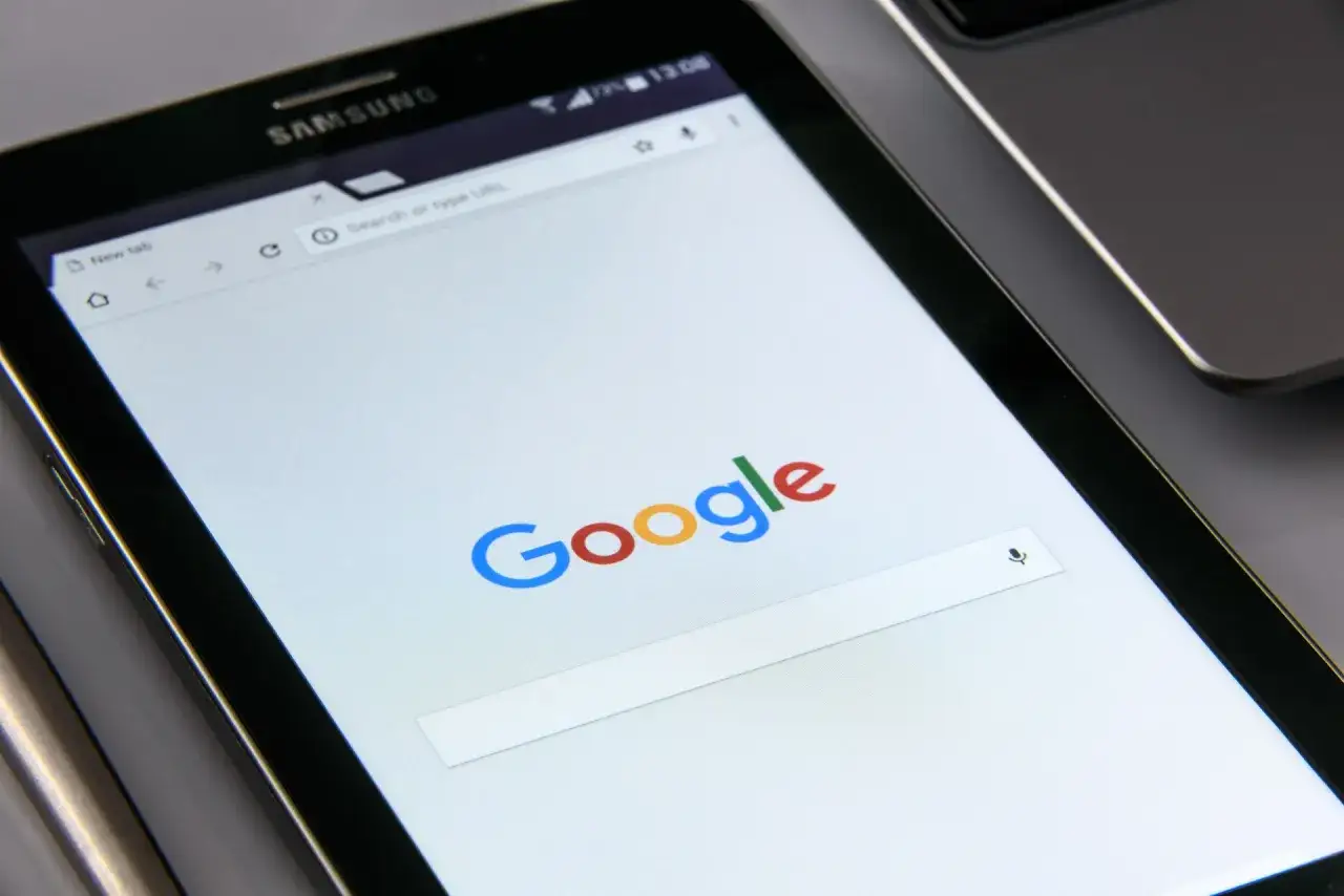 Tablet z otwartą przeglądarką Google. Szukasz informacji, jak odblokować telefon nie znając konta Google?