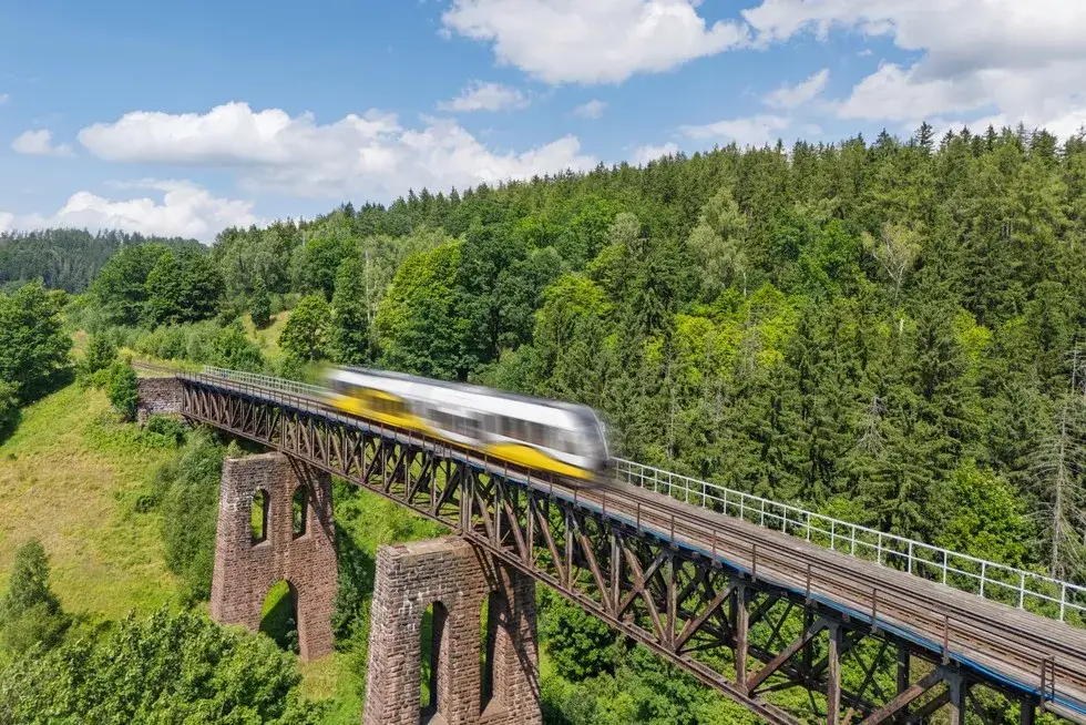 Gdzie pociągiem? Odkryj najlepsze kierunki i porady!