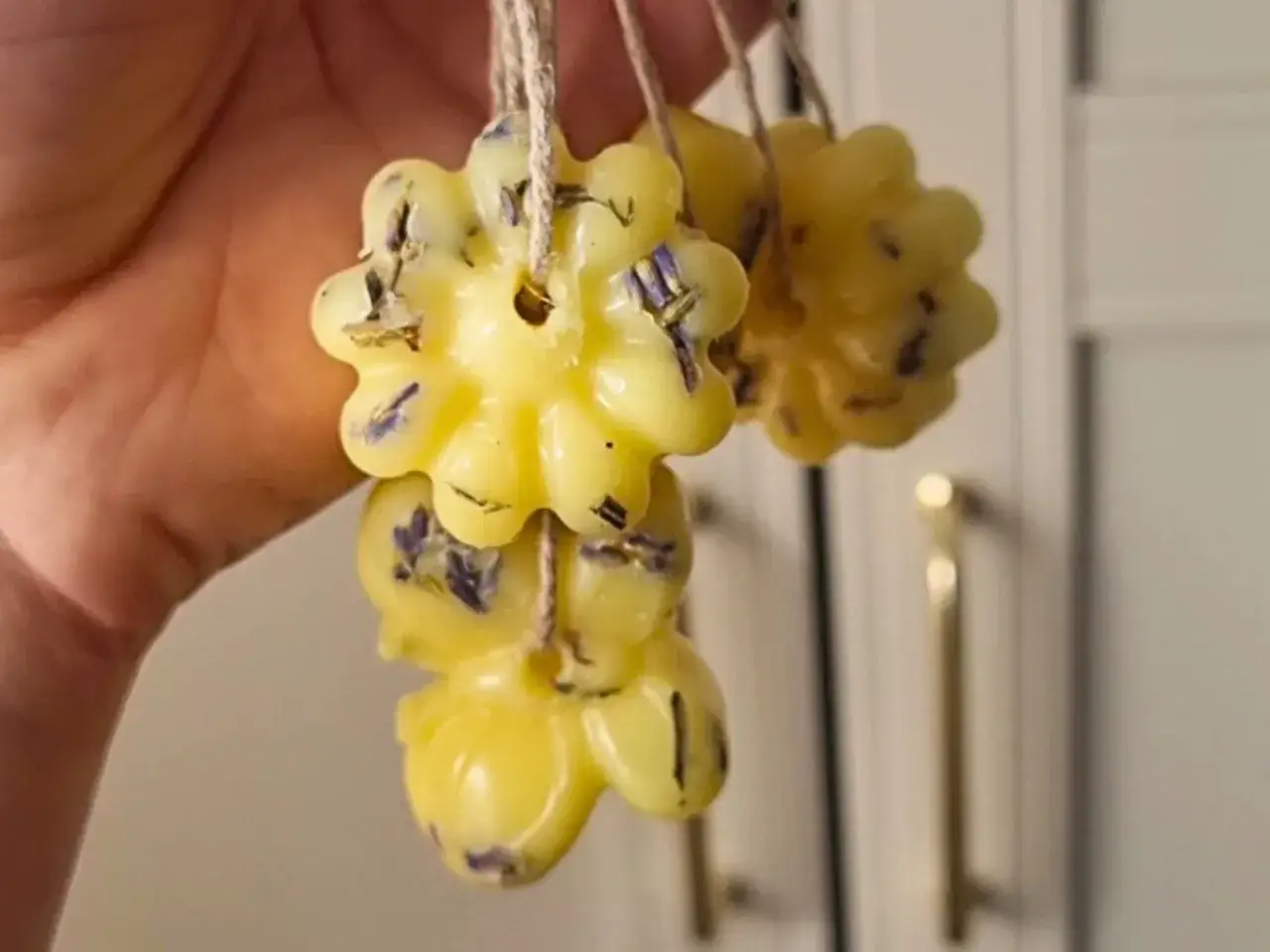 Żółte woskowe zawieszki z suszonymi ziołami, jak zrobić ekstrakt roślinny.