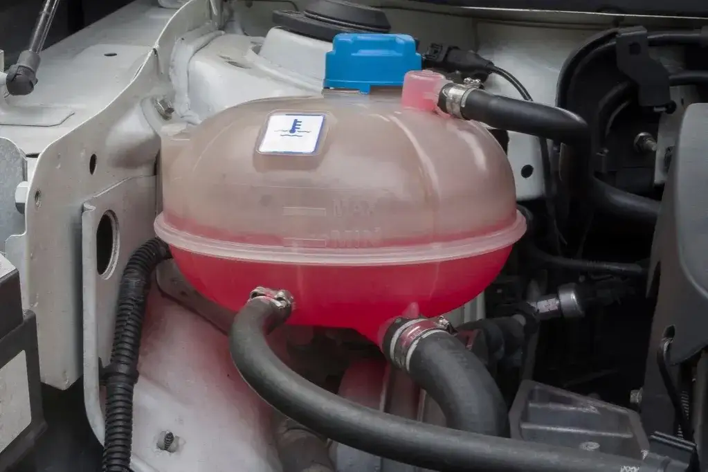 Co ile dolewać płynu do chłodnicy, aby uniknąć przegrzewania silnika?