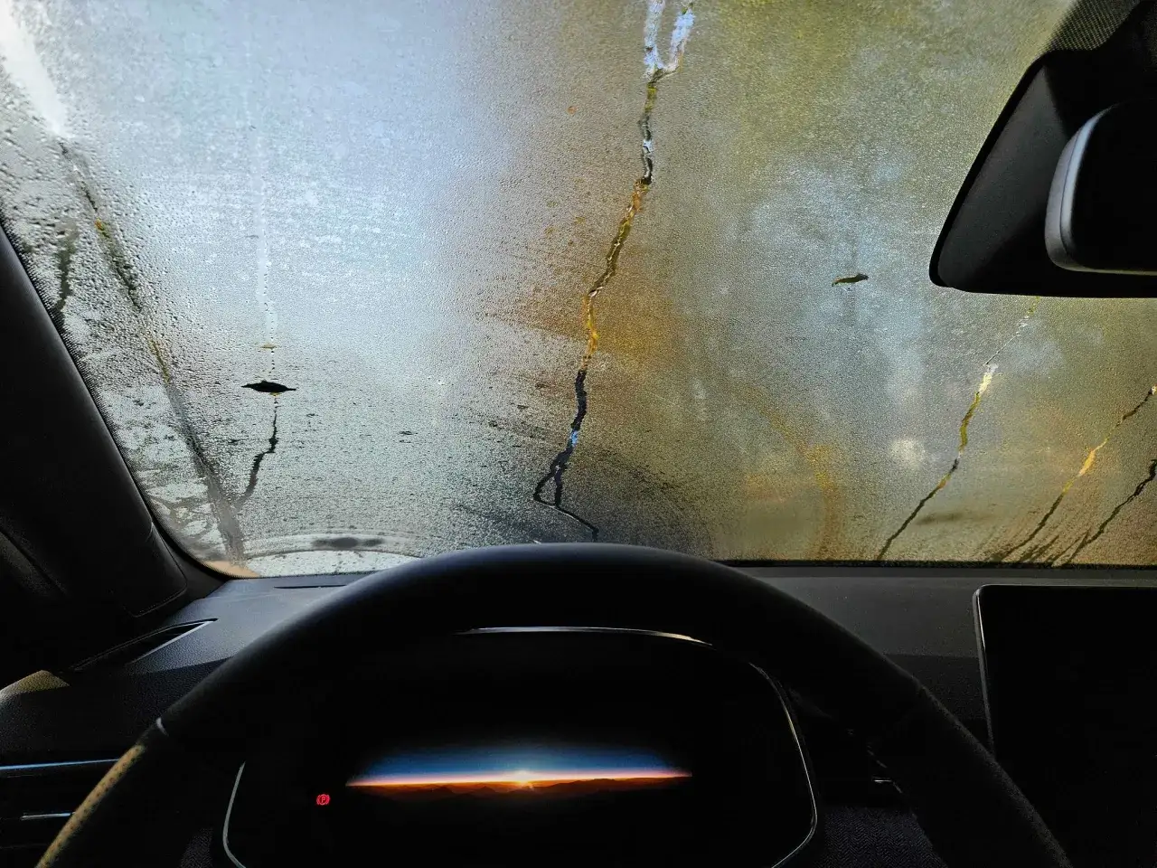 Skuteczne sposoby na parujące szyby w samochodzie – uniknij zagrożenia
