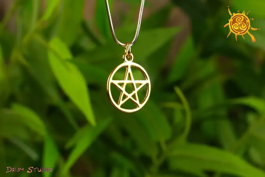 Naszyjnik z pentagramem: dobro czy zło? Odkryj prawdę!