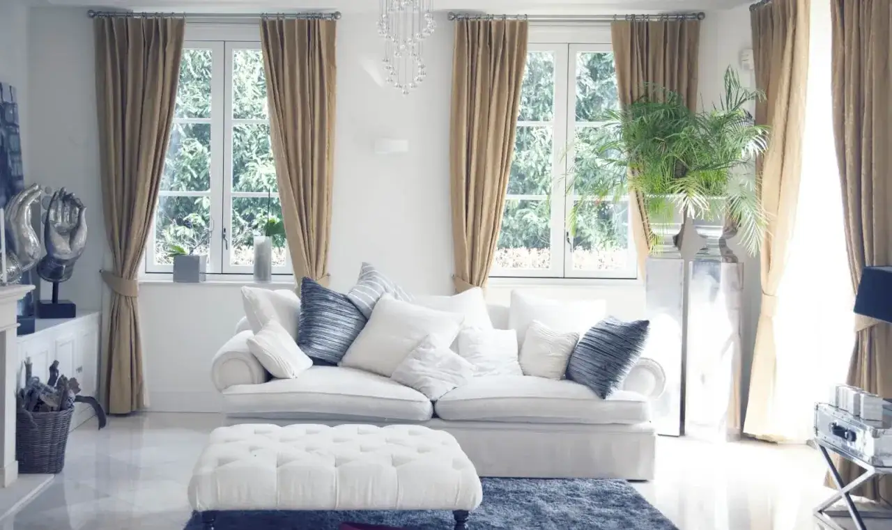 Jak upiąć zasłony w salonie? Porady eksperta na modne wnętrze