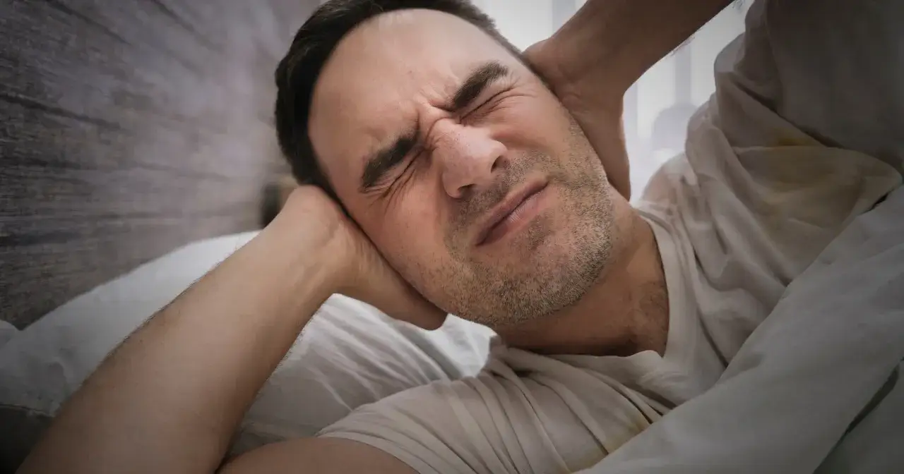 Co oznacza piszczenie w uszach? Kiedy to sygnał alarmowy?