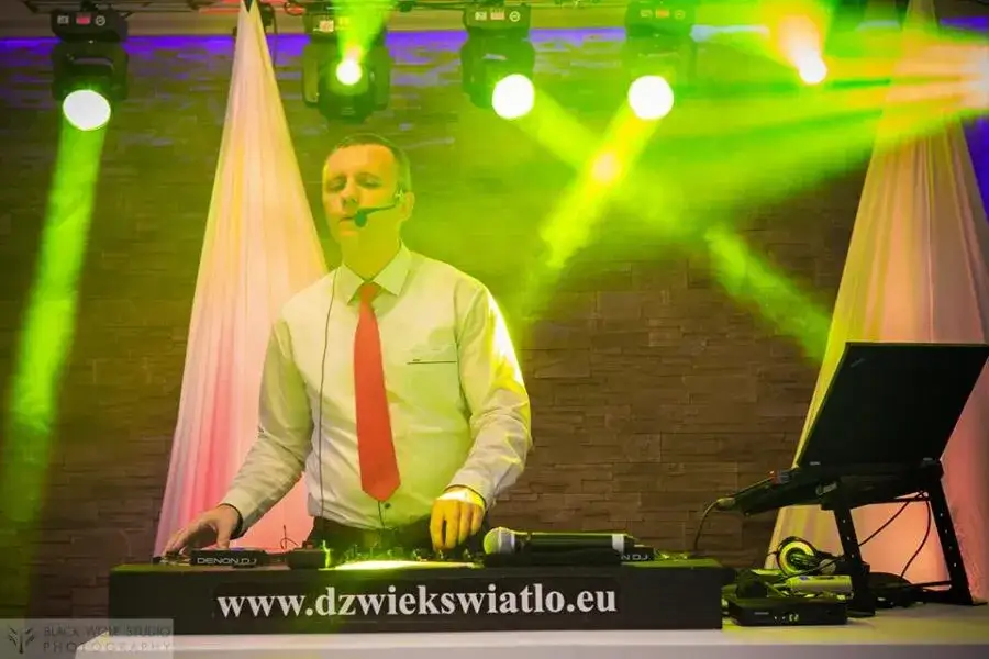 DJ czy zespół na wesele? Kompleksowy przewodnik i koszty 2026