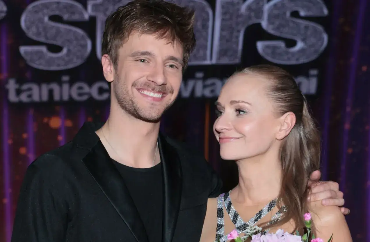 Uśmiechnięty mężczyzna i Anna Markiewicz musiał. W tle logo "Tańca z Gwiazdami".