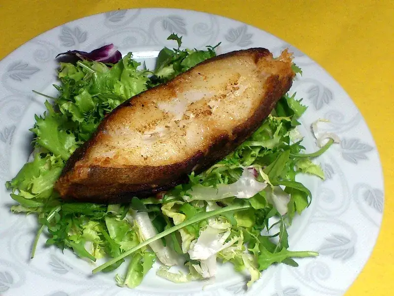 Jak smażyć halibuta na patelni, by uniknąć suchego mięsa?