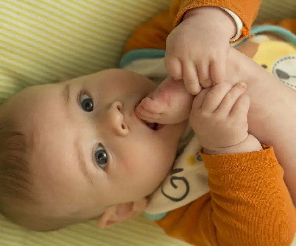 Jak stymulować rozwój 5 miesięcznego dziecka przez zabawę i ćwiczenia