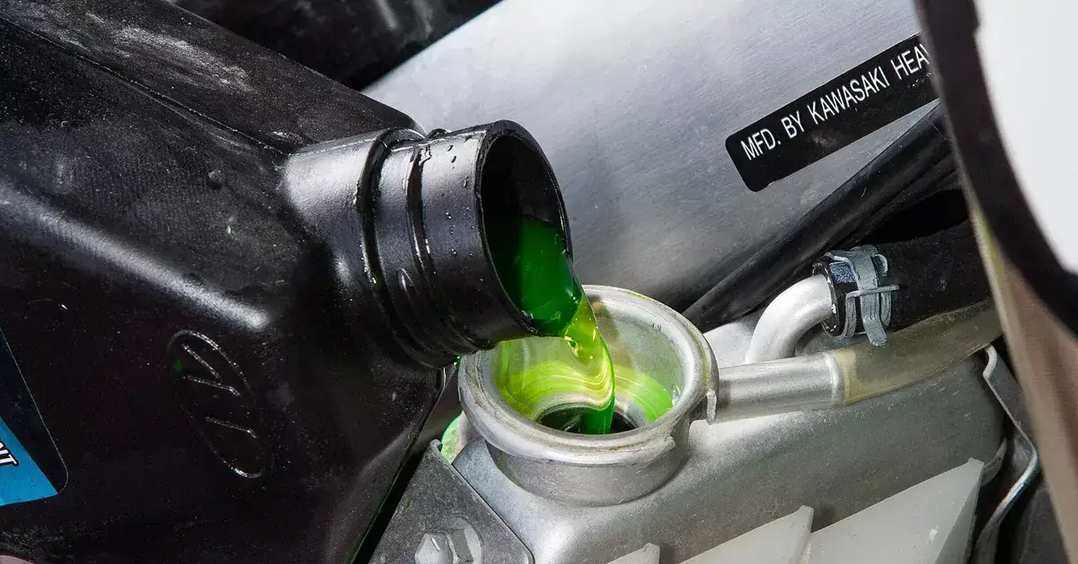 Jaki płyn do chłodnicy motocykla wybrać, aby uniknąć przegrzania?